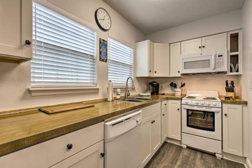 Downtown Ocean Springs Duplex w/ A/C 1 Mi to Beach in 密西西比州海洋溫泉 (MS)