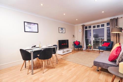 Coventry - Luxury 2 Bed Apartment, Central, Parking - Sleeps 5, , West Midlands