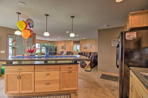Lakeside Cottage Walk to Water Dining and Marina! - image 3