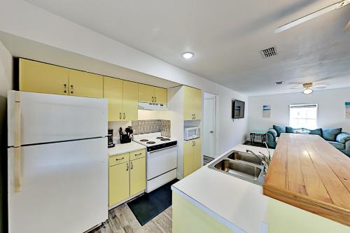 Updated Home with Firepit - Walk to Fulton Beach home - image 4