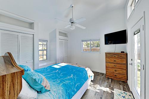 Updated Home with Firepit - Walk to Fulton Beach home - image 12