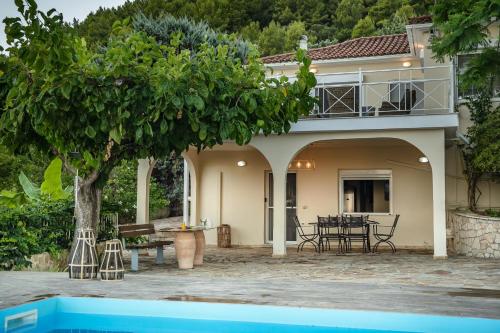 Villa Natura prive swimming pool - main image