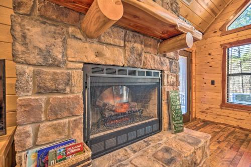 Ayatia Cabin with Hot Tub about 5 Mi to Broken Bow Lake! - image 2