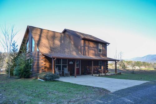 Cozy Cabin Living by Lake Chatuge with Covered Patio in Hiawassee, USA
