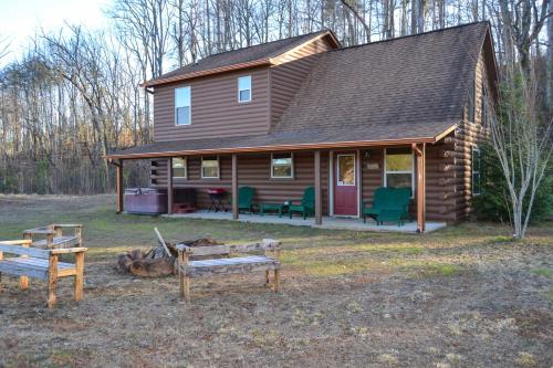 Cozy Cabin Living by Lake Chatuge with Covered Patio in Hiawassee, USA