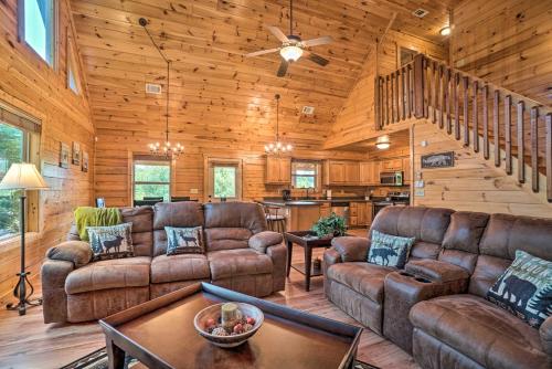 Cozy Cabin Living by Lake Chatuge with Covered Patio in Hiawassee, USA
