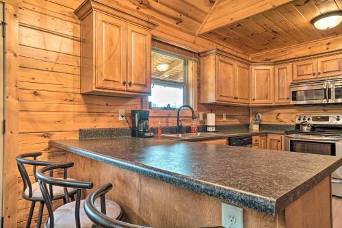 Cozy Cabin Living by Lake Chatuge with Covered Patio in Hiawassee, USA