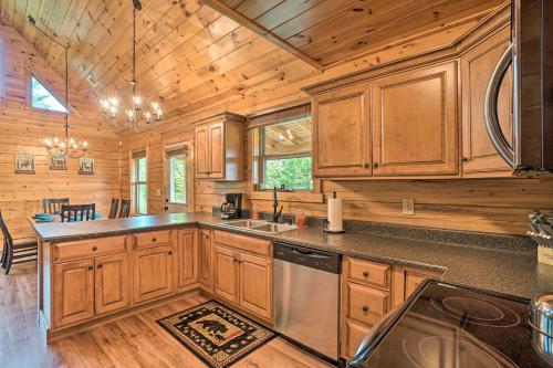 Cozy Cabin Living by Lake Chatuge with Covered Patio in Hiawassee, USA