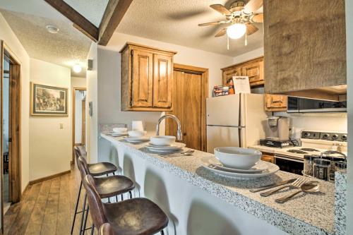 Shawnee Condo Less Than 10 Mi to Downtown Kansas City! in ชอว์นี