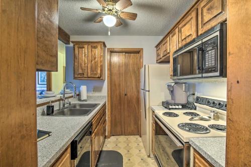 Shawnee Condo Less Than 10 Mi to Downtown Kansas City!