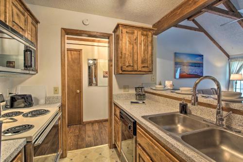 Shawnee Condo Less Than 10 Mi to Downtown Kansas City! in ชอว์นี