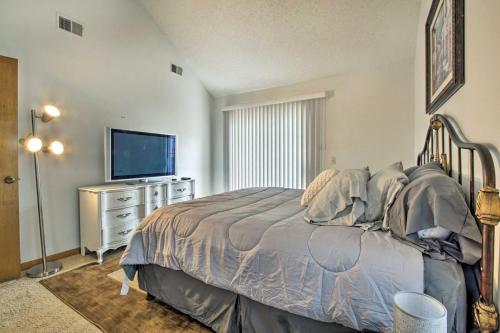 Shawnee Condo Less Than 10 Mi to Downtown Kansas City!