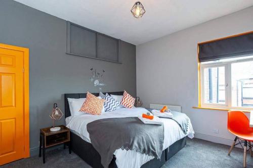 Spacious Refurbished Manchester Pad -sleeps upto 8