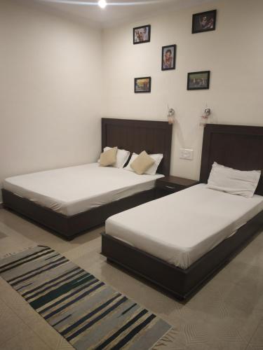 1 queen bed, 1 twin bed