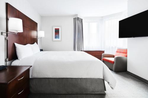 1 queen bed, 1 sofa bed