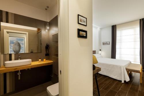 Double Room image 3
