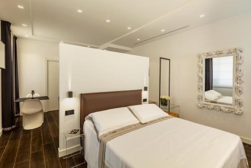 Deluxe Double Room image 5