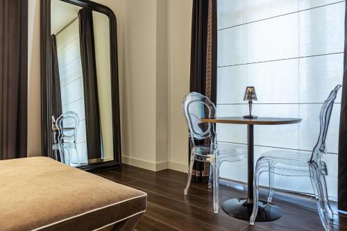 Deluxe Double Room image 8