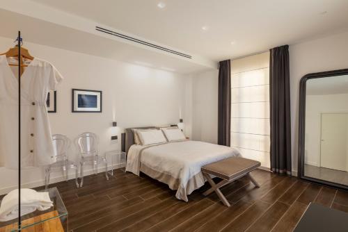 Deluxe Double Room image 9
