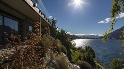 Kohanga Luxury Lakeside Villa by Amazing Accom - Accommodation - Queenstown