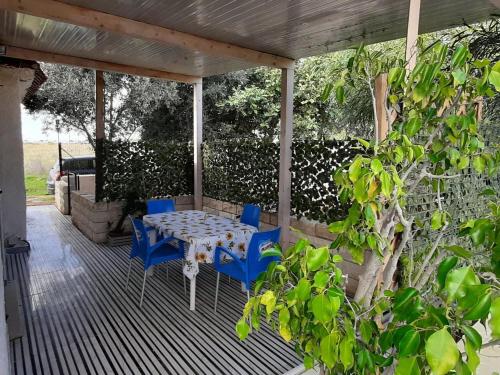 Snug Holiday Home in Porto Palo with Garden