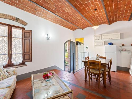 Secluded Apartment in San Miniato with Swimming Pool - image 8