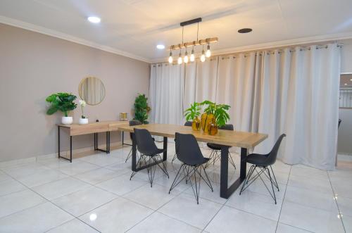 Upmarket Villa with pool & lush garden, Pretoria