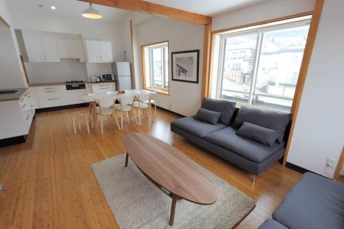 Apartment with Mountain View