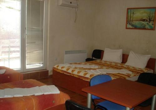 1 queen bed, 2 twin beds