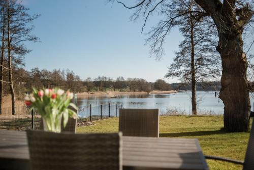 5 Sterne Ferienhaus direkt am See mit Sauna-Kamin-Garten