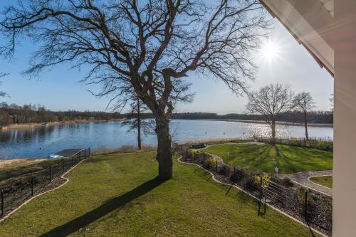 5 Sterne Ferienhaus direkt am See mit Sauna-Kamin-Garten