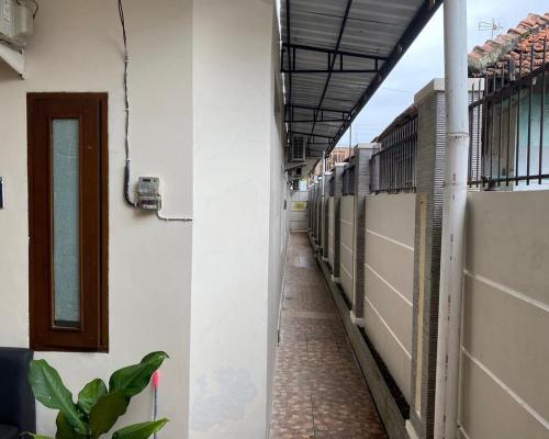 Jatiwinangun Homestay near GOR Satria Purwoketo Mitra RedDoorz – Purwokerto, WI