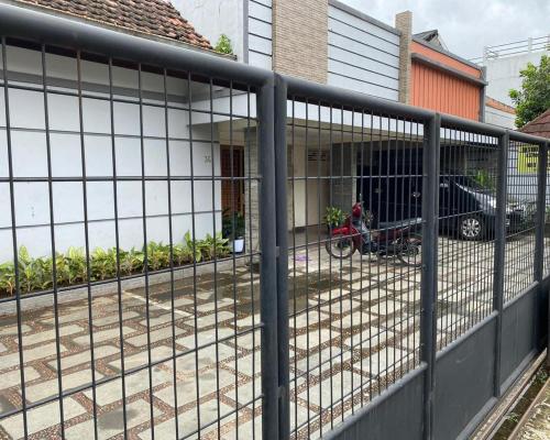 Jatiwinangun Homestay near GOR Satria Purwoketo Mitra RedDoorz – Purwokerto, WI