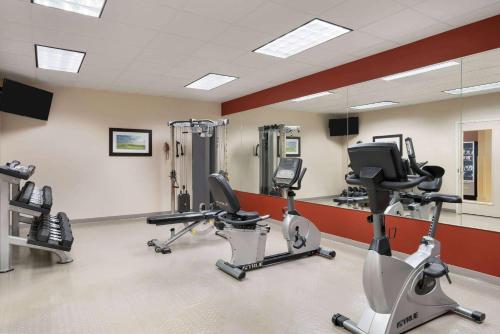 Fitness center, Bakken Airport XWA Hotel & Studios in Williston (ND)