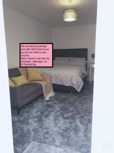 Flat 2 - Entire Modern Two Bedrooms home with en-suite & free parking close to QMC, City centre and Notts uni - Self check in, Nottingham