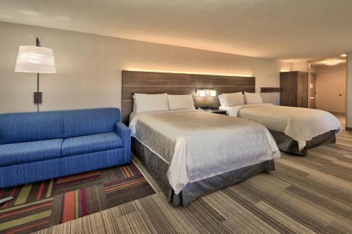 Queen Room with Two Queen Beds Hearing Accessible with Roll-In Shower - Non-Smoking