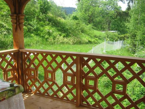 شرفة/ تراس, Karpaty Gutsulska Sadyba in Mykulychyn