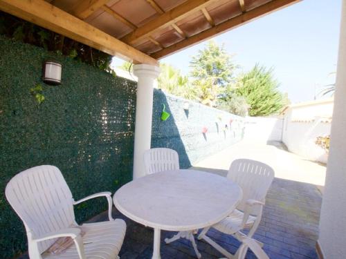 Villa with 3 bedrooms in Empuriabrava with private pool and enclosed garden - image 8