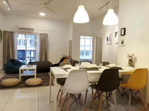 Subang City Residence, 8-10 pax with Balcony, Walking Distance to Summit, 5min to Sunway