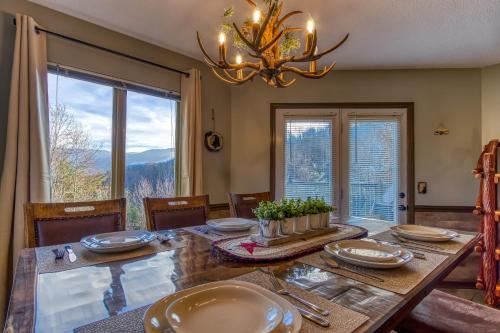 3 Decks, Mtn Views! Tree Tops by HoneyBearCabins - Luxury Rain Showers, 3 King suites, XL HotTub, Bear Sightings in Gatlinburg, USA