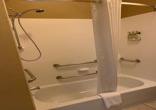 Queen Room with Hearing Mobility Accessible Tub - Non-Smoking