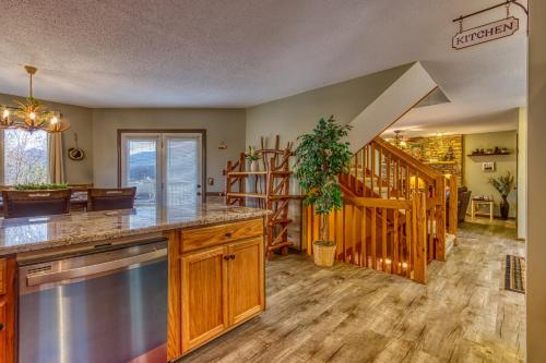 3 Decks, Mtn Views! Tree Tops by HoneyBearCabins - Luxury Rain Showers, 3 King suites, XL HotTub, Bear Sightings in Gatlinburg, USA