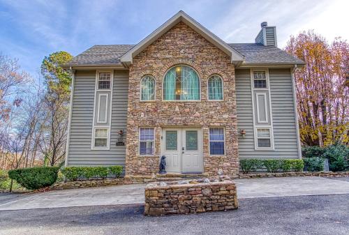 3 Decks, Mtn Views! Tree Tops by HoneyBearCabins - Luxury Rain Showers, 3 King suites, XL HotTub, Fi