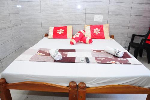 1 king bed, 2 futon beds