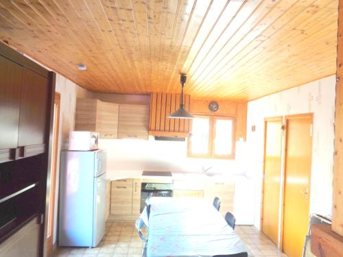 virtuve, Chalet charmant a Saint-Gerons avec piscine partagee in Laroquebrou