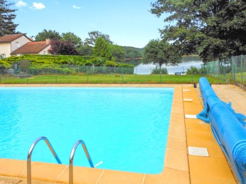 Skats, Chalet charmant a Saint-Gerons avec piscine partagee in Laroquebrou