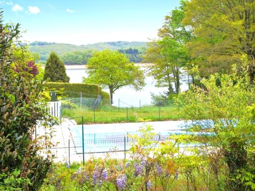 Skats, Chalet charmant a Saint-Gerons avec piscine partagee in Laroquebrou