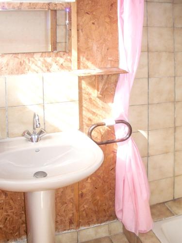 Vannas istaba, Chalet charmant a Saint-Gerons avec piscine partagee in Laroquebrou