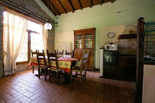 House with 3 bedrooms in Castelnuovo di Garfagnana with wonderful mountain view private pool enclosed garden - image 4