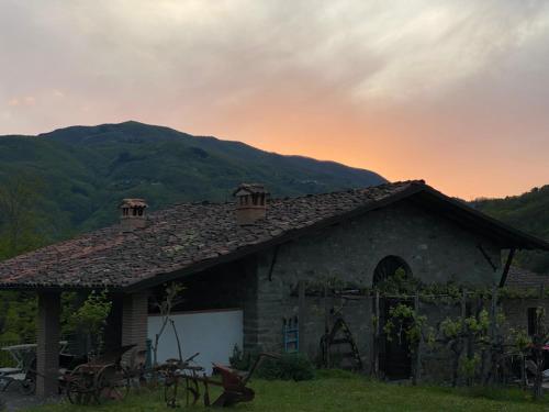 House with 3 bedrooms in Castelnuovo di Garfagnana with wonderful mountain view private pool enclosed garden - image 9